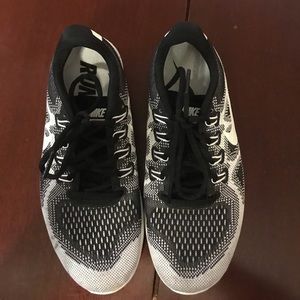 Nike woman black and white running shoes